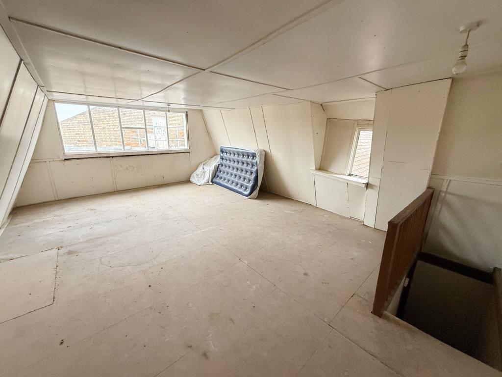 Lot: 78 - TOWN CENTRE COMMERCIAL INVESTMENT - Attic level room one